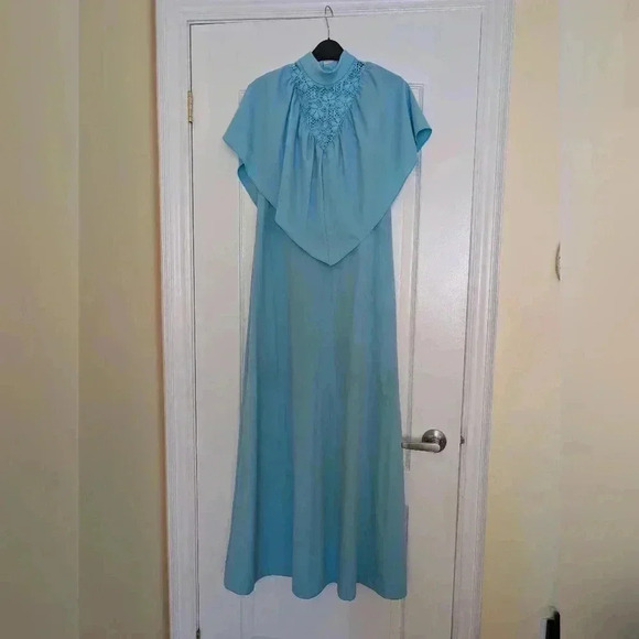 Stunning vintage blue 1970s evening  cape dress size medium - Picture 2 of 10